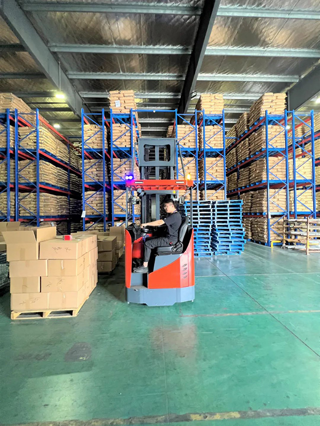 米玛座驾式三向叉车.jpg